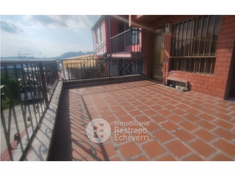 Casa con rentas en venta, barrio Aranjuez, Manizales