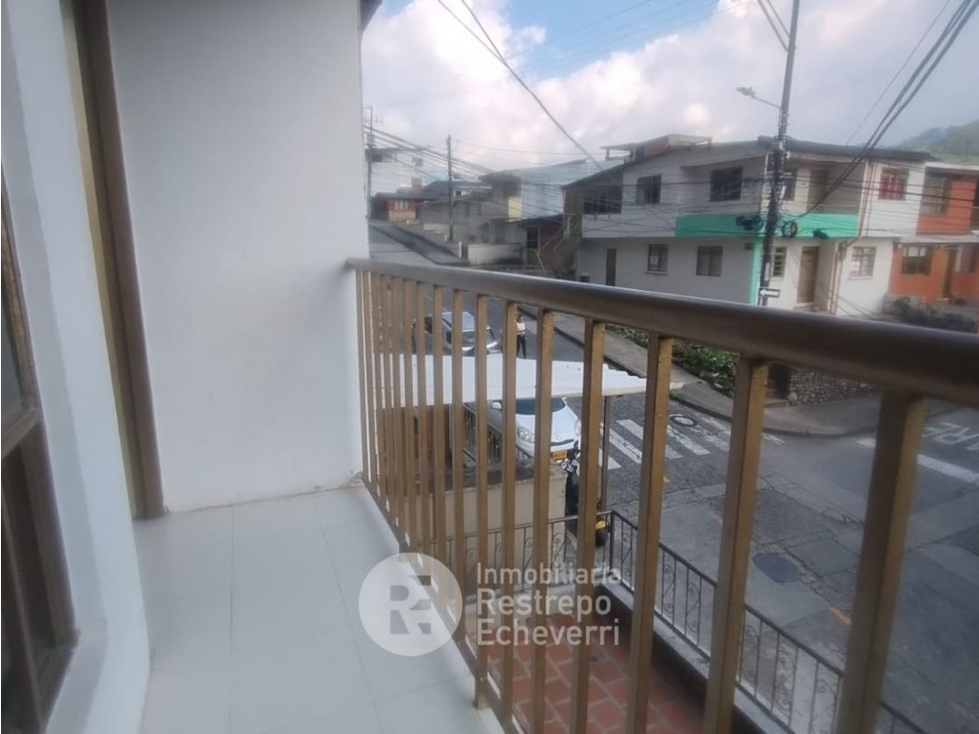 Casa con rentas en venta, barrio Aranjuez, Manizales — foto 2