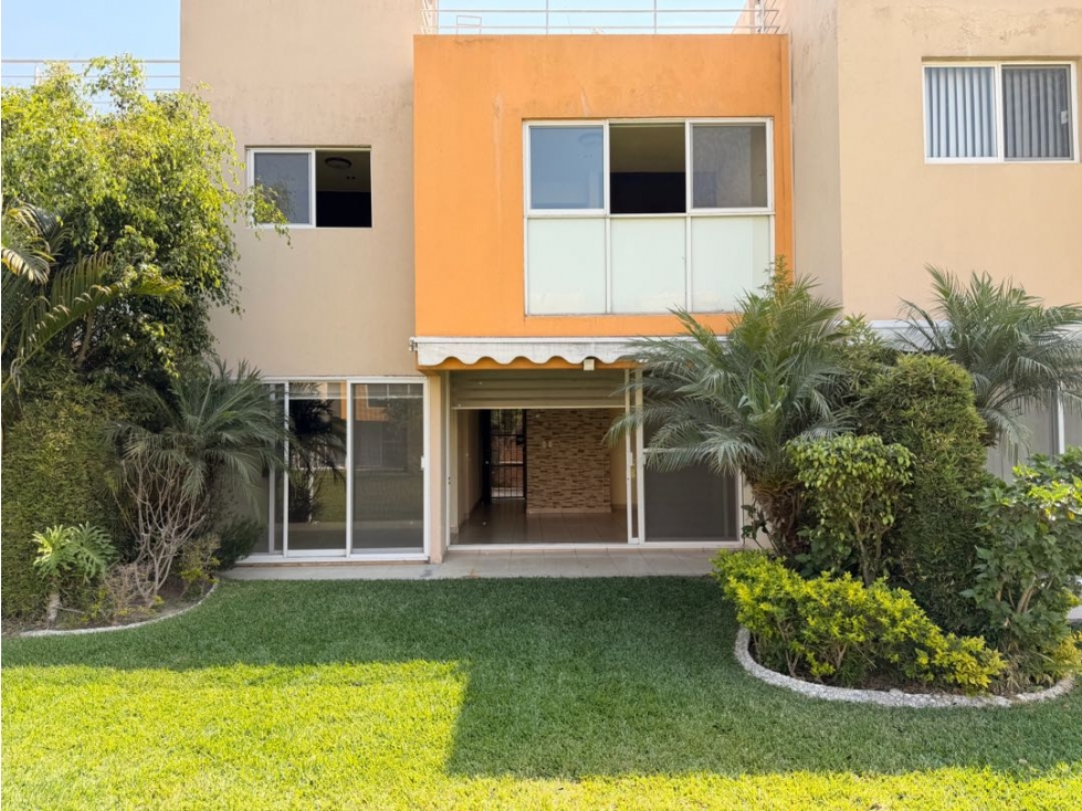 Casa con roof garden en condominio con alberca en venta Yautepec Mor