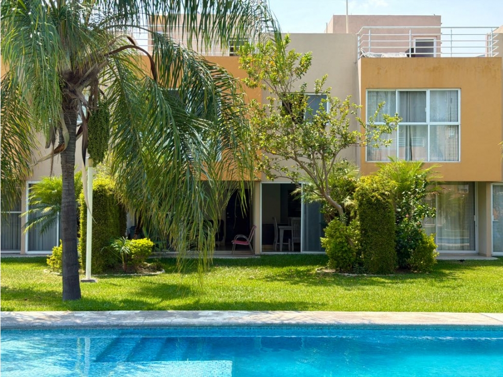 Casa con roof garden y alberca en condominio en venta en Yautepec Mor.
