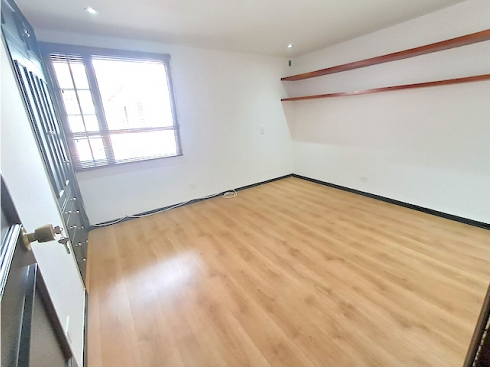 ¡CASA CON TERRAZA, IDEAL VIVIENDA U OFICINA, EN SANTA BÃRBARA! — foto 4