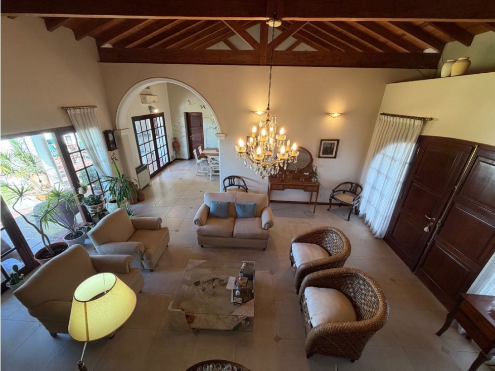 Casa con tres dormitorios, quincho, piscina y cochera en venta - 6