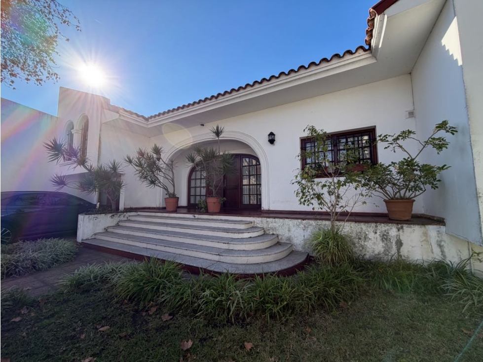 Casa con tres dormitorios, quincho, piscina y cochera en venta - 3