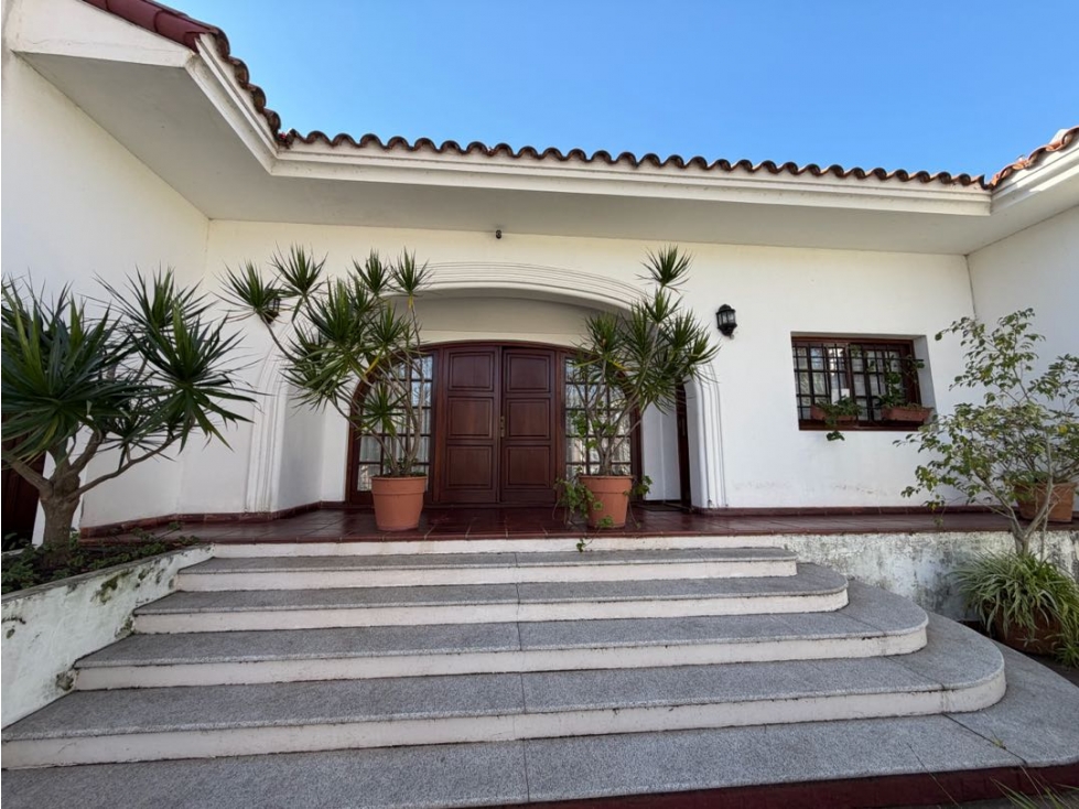 Casa con tres dormitorios, quincho, piscina y cochera en venta - 2