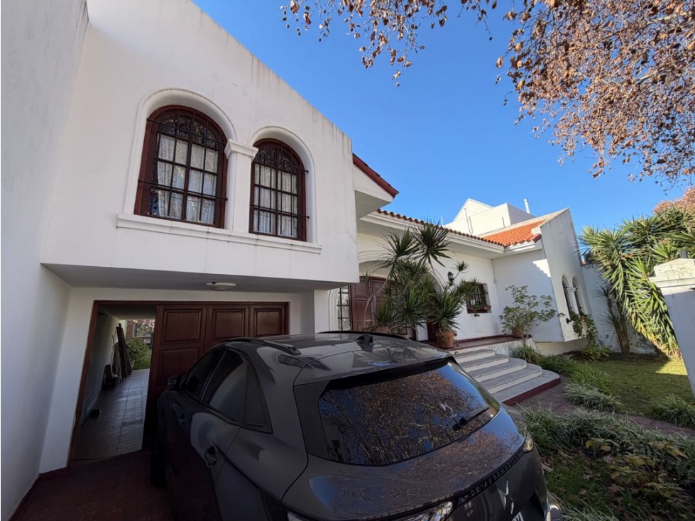 Casa con tres dormitorios, quincho, piscina y cochera en venta - 4