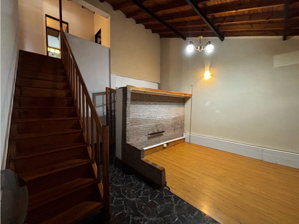 Casa con tres dormitorios, quincho, jardin y cochera en venta - 2