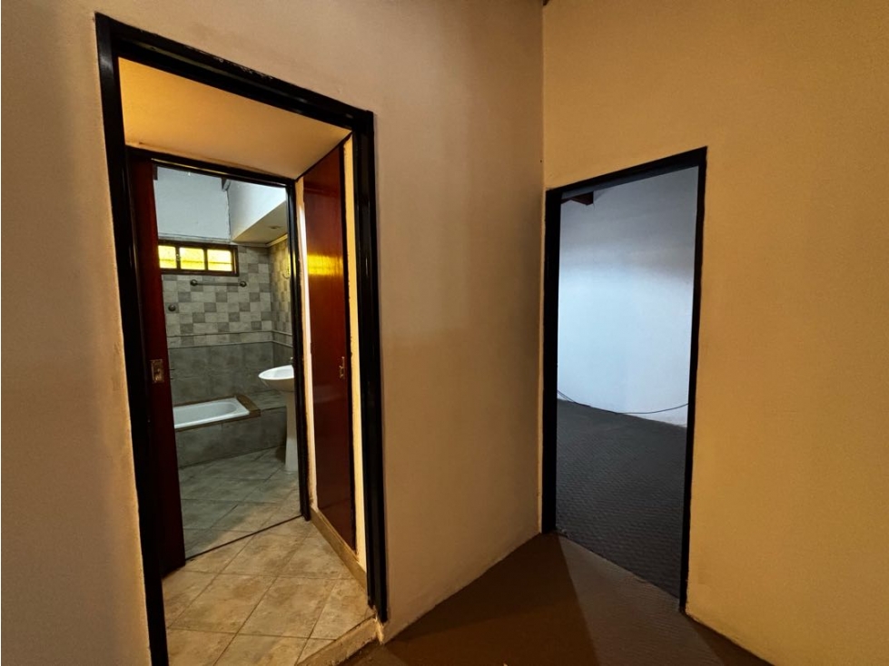Casa con tres dormitorios, quincho, jardin y cochera en venta - 6