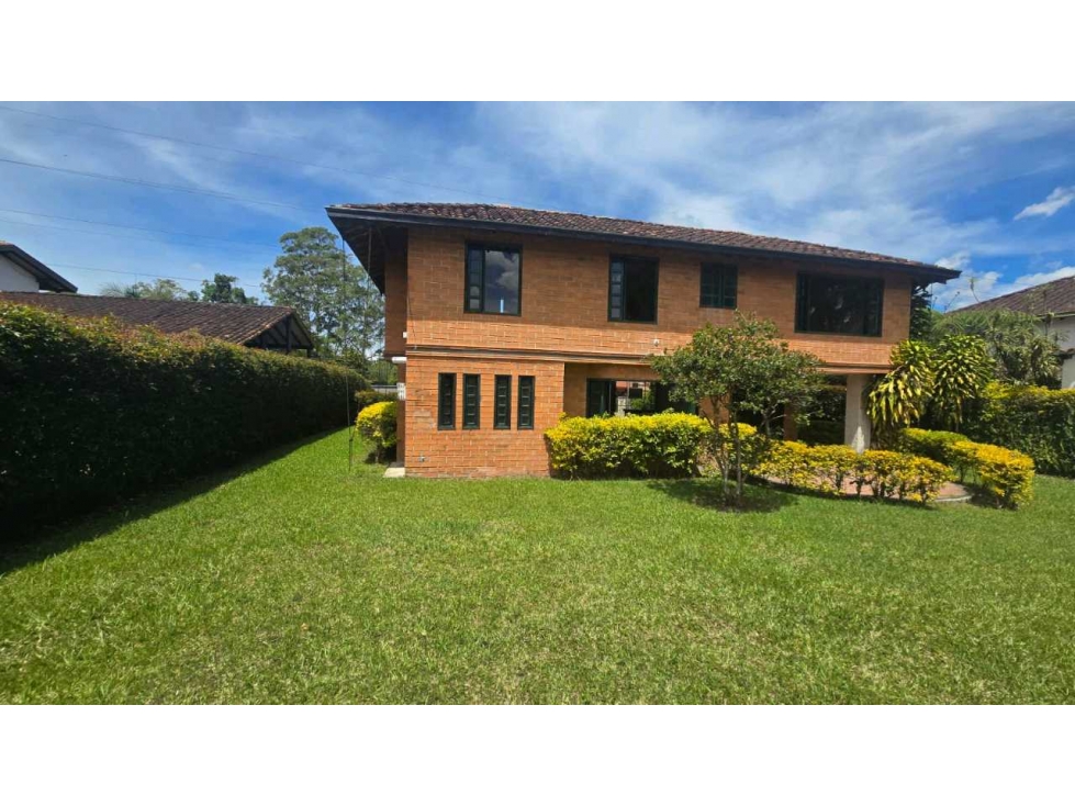 Casa de 216 mts Llanogrande? Lote plano: 823 mts $1.500.000.00