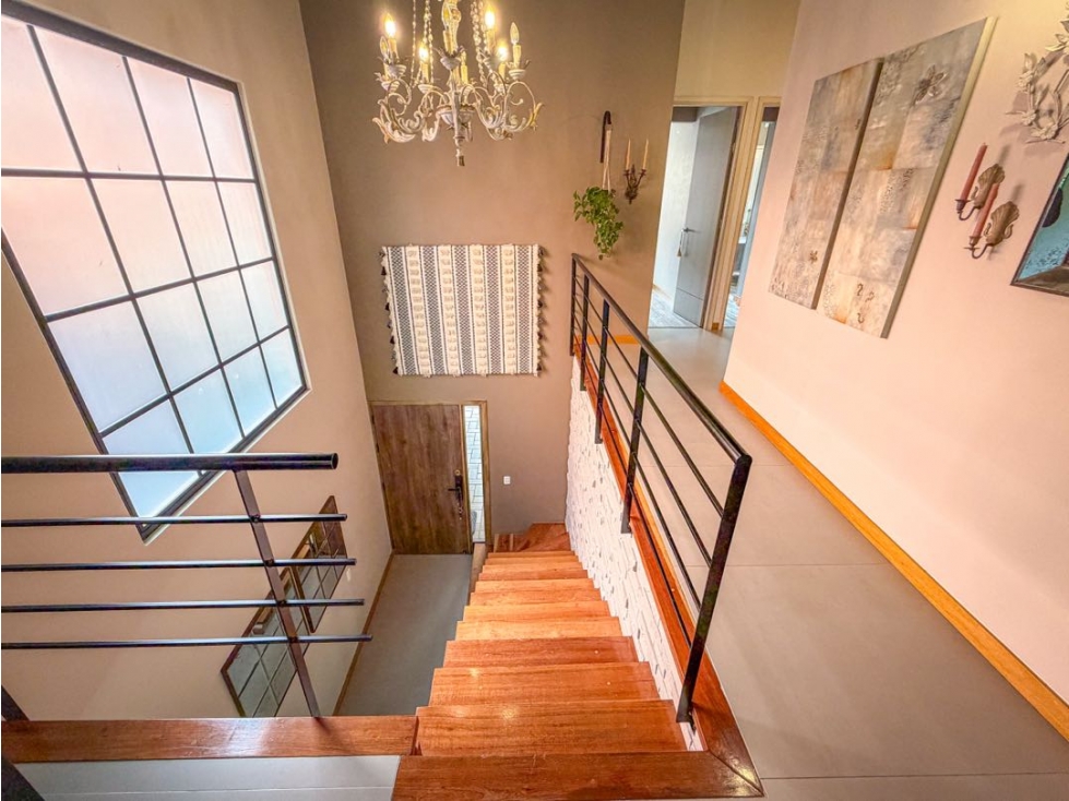 Casa de 217m2 y 2 niveles en Benedictinos