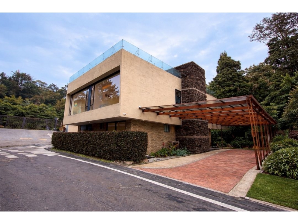 Casa de 290 m² totales con terraza tipo mediterráneo, domótica y club