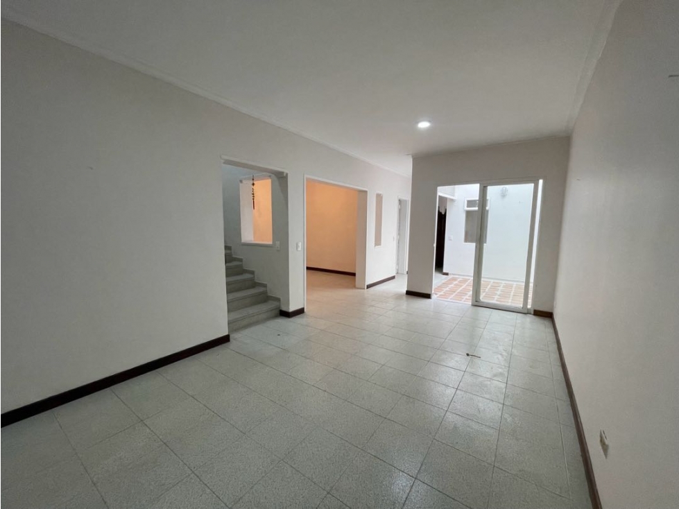 Súper casa de 2 niveles en Laureles (ubicada en Ed. RPH de 3 niveles)