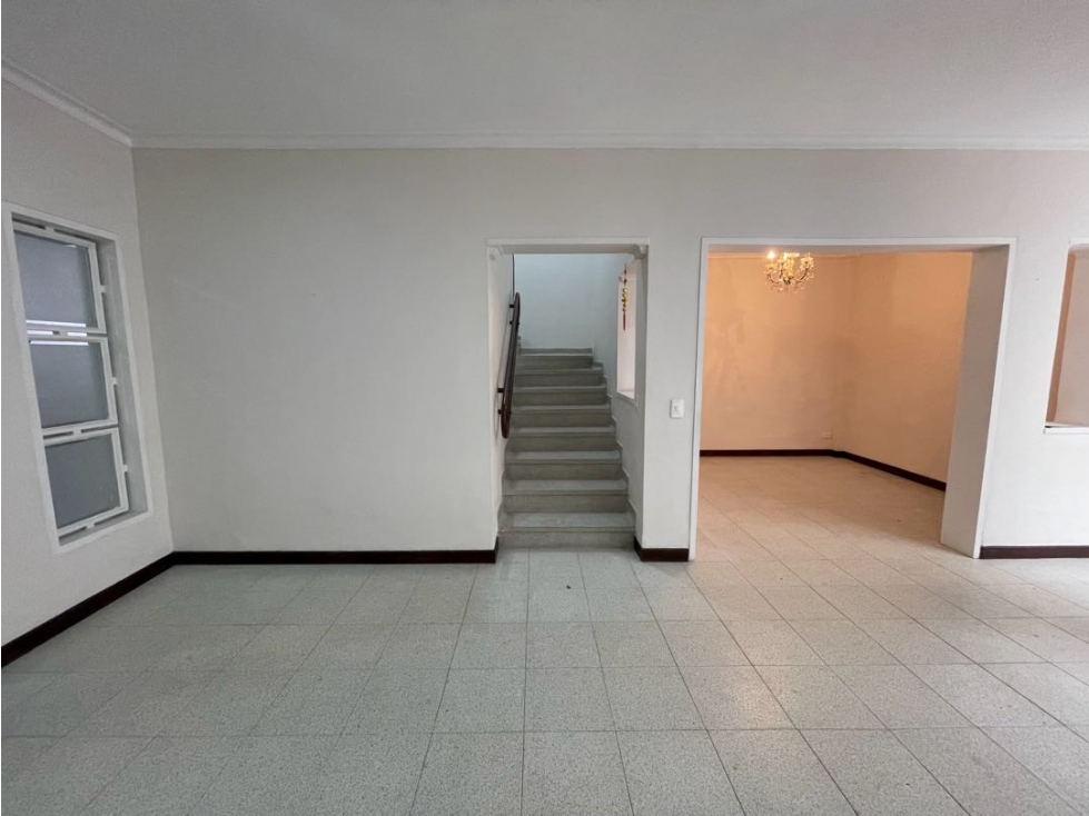 Súper casa de 2 niveles en Laureles (ubicada en Ed. RPH de 3 niveles) — foto 3