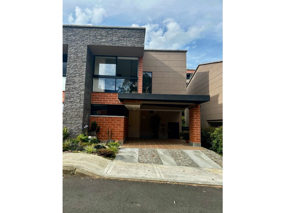 Casa de 2 niveles en Venta en el Retiro