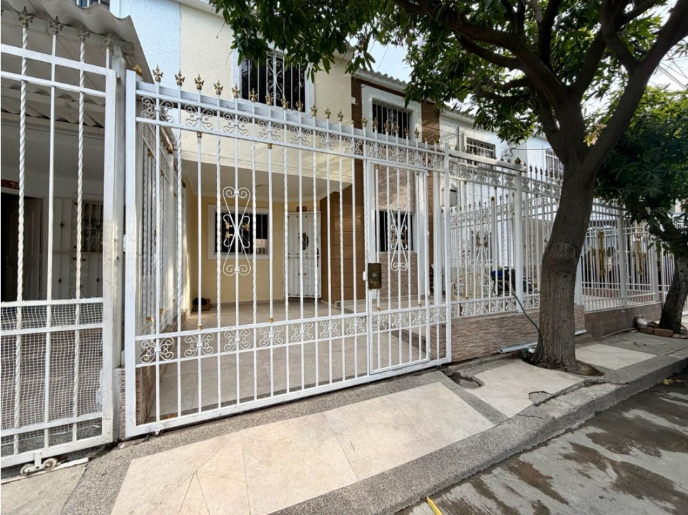 Casa de 2 niveles en venta urbanización andrea carolina