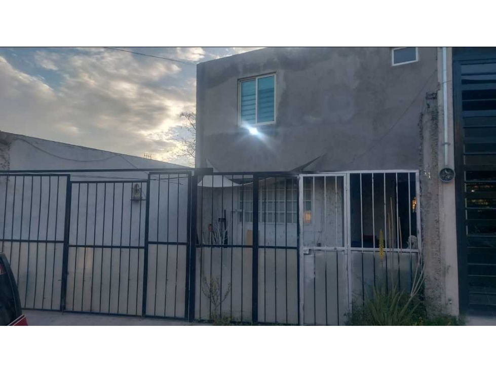 Casa de 2 pisos en Coto Privado, Canal 58, Tlaquepaque.