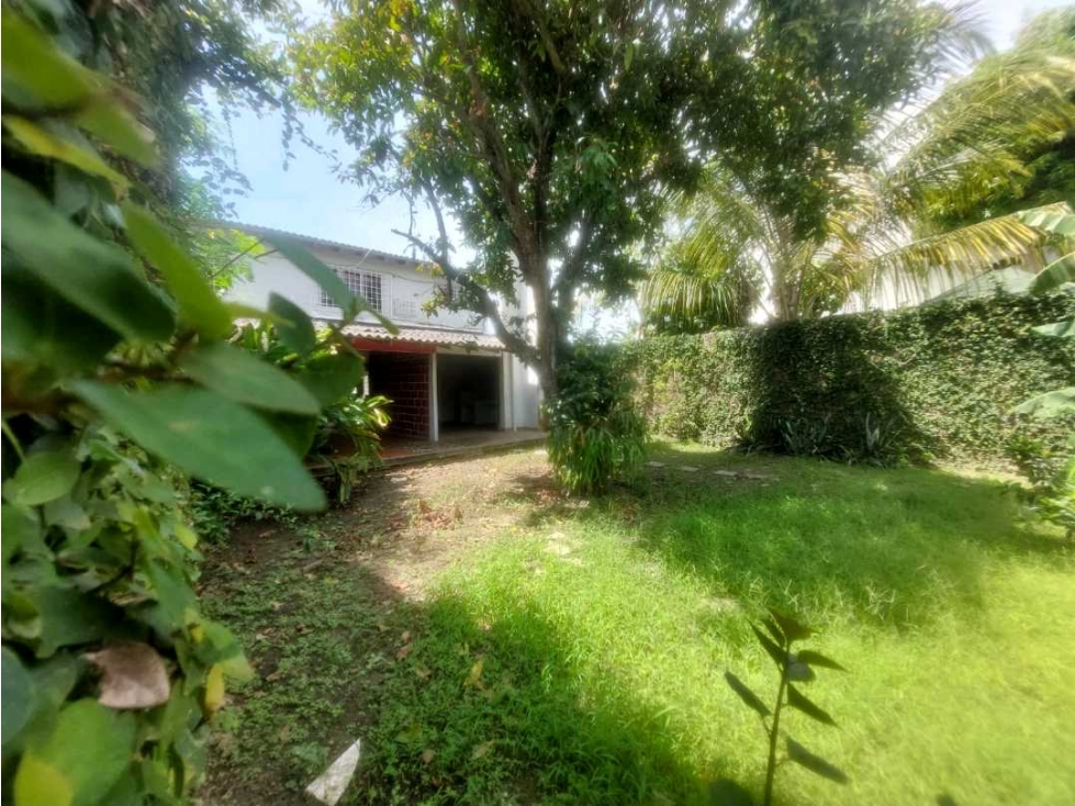 Casa de 2 pisos en venta - B/ Pasatiempo. Área de lote 400m²