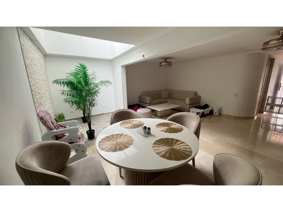 Casa de 3 pisos en blvd de Buenavista
