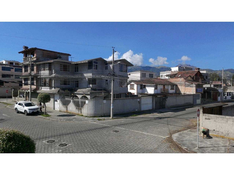 Casa de 3 Pisos en Venta Otavalo, Ciudadela El Valle - 1