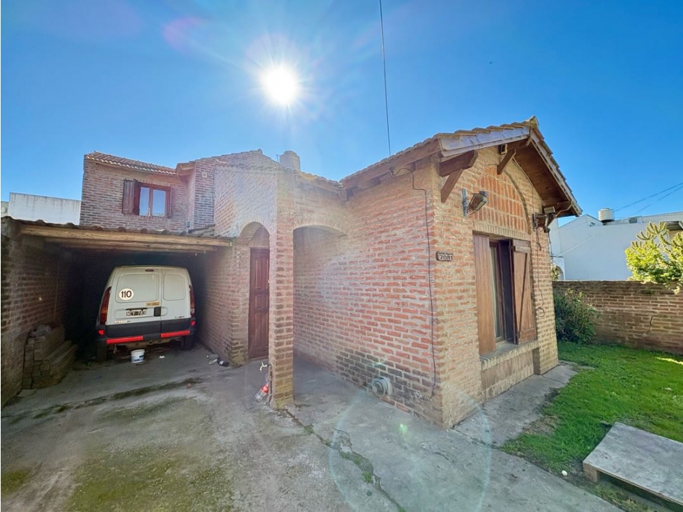 Casa de 5 ambientes con parque y cochera Barrio Caisamar