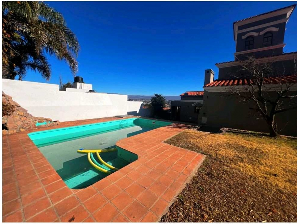 CASA DE CATEGORÍA EN VENTA VILLA CARLOS PAZExclusiva propiedad de e - 6