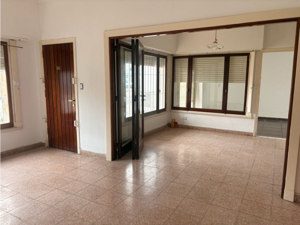 CASA DE CUATRO AMBIENTES - CON PARQUE