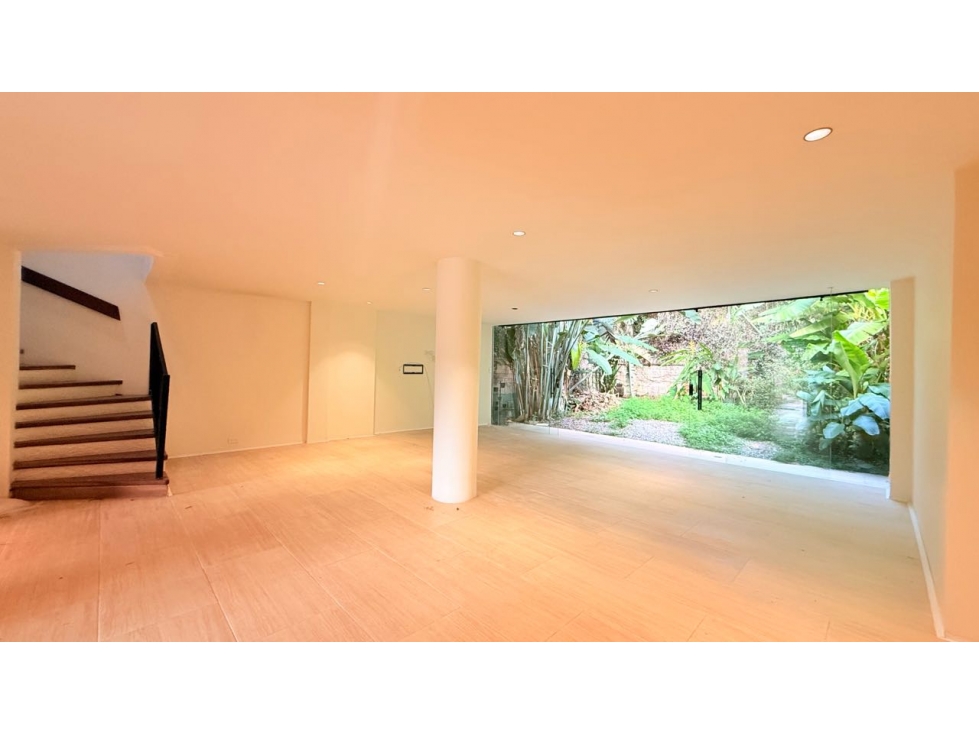 Casa de dos niveles en Unidad Completa en Envigado,