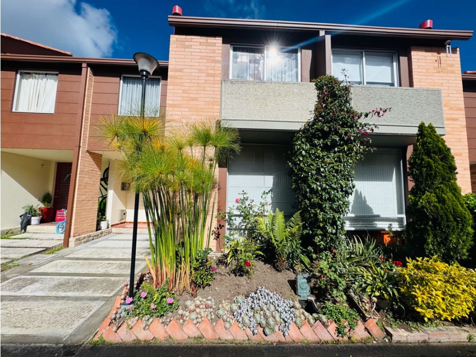 Casa de dos niveles para venta cajica en conjunto.