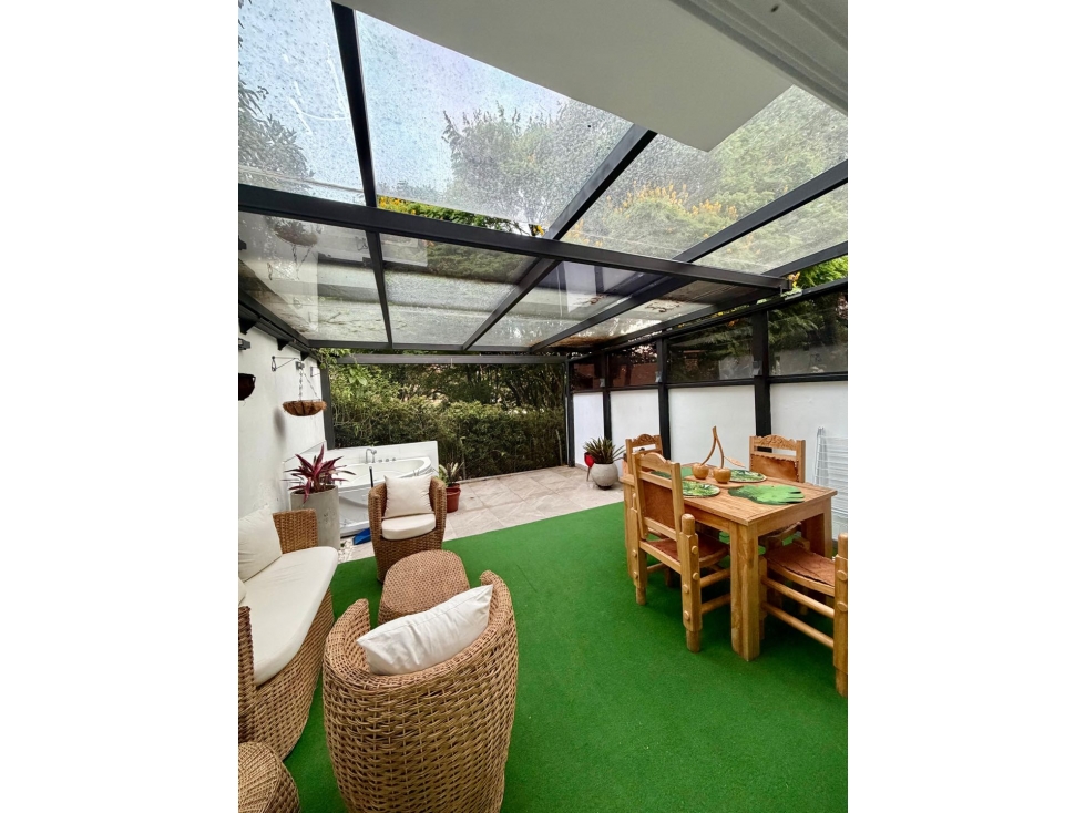 Casa de dos niveles y subnivel , conjunto residencial Poblado