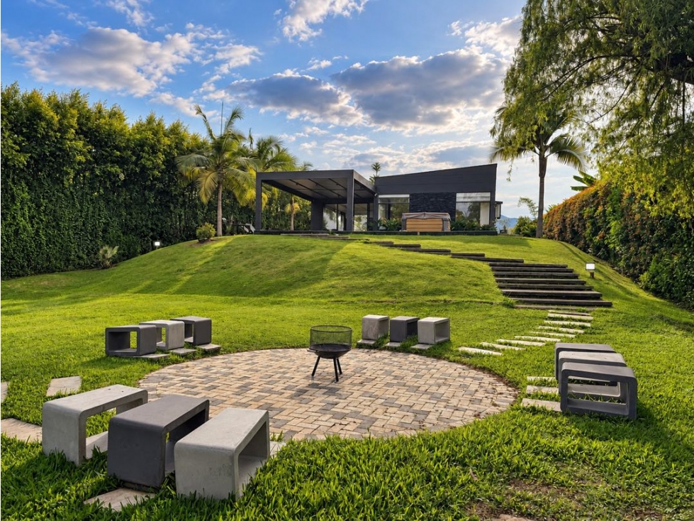 Casa de Lujo con Lago Privado en Llanogrande