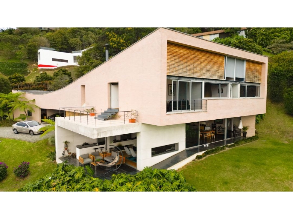 Lujosa casa. Alto de las Palmas. Recibe Apto moderno en parte de pago