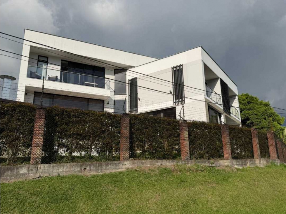 ¡CASA DE LUJO EN EL MEJOR CONJUNTO DE MANIZALES!