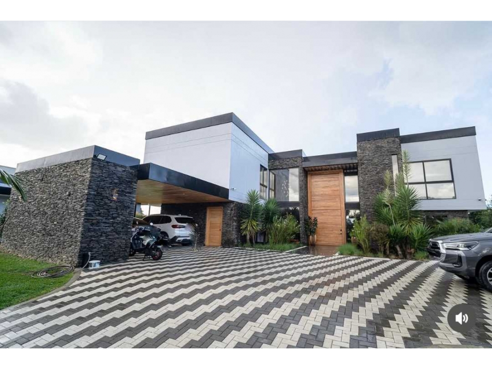 Casa de lujo con piscina cubierta en Llanogrande unida cerrada
