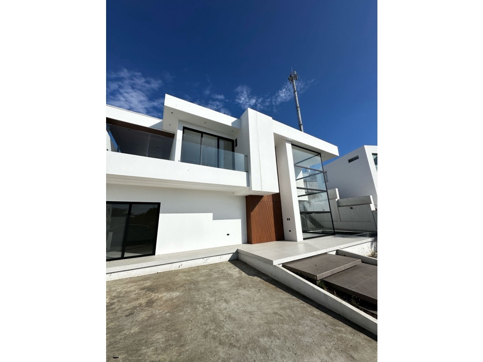 CASA DE LUJO A ESTRENAR URBANIZACION CIUDAD DEL MAR - MANTA