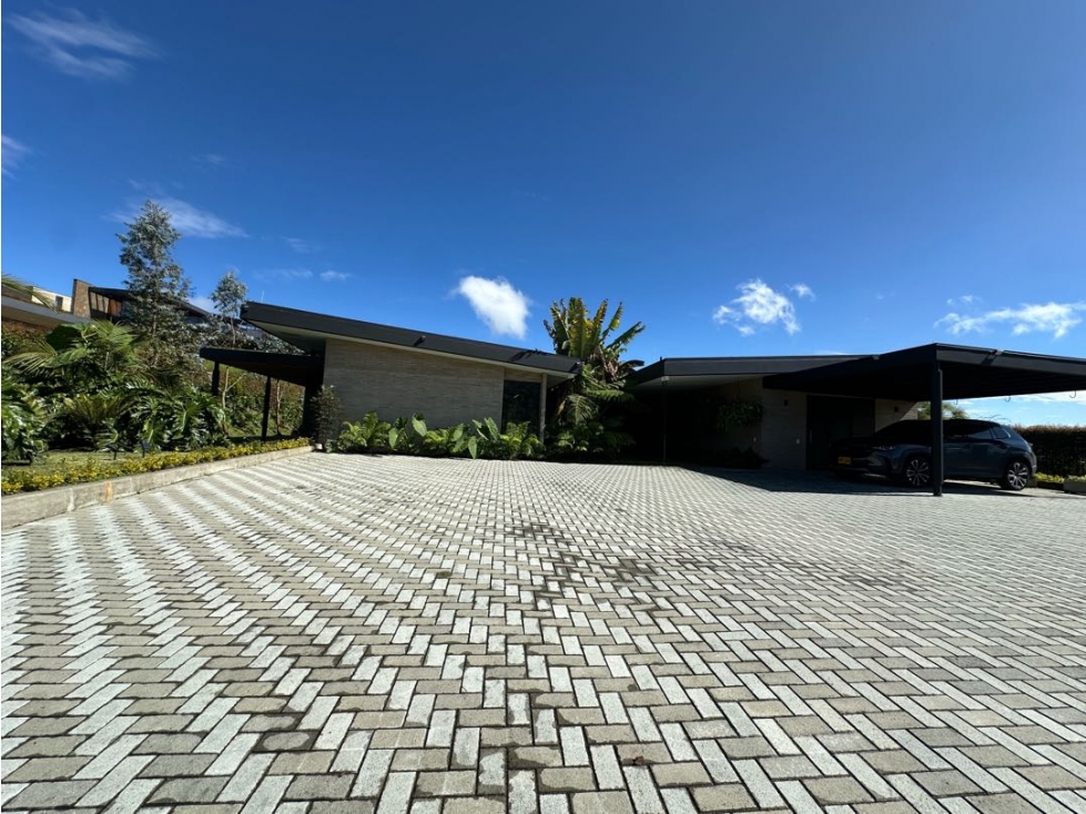 CASA DE LUJO EN VENTA UBICADA EN EL ALTO DE LAS PALMAS.