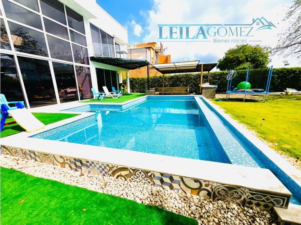 Casa de Tres Niveles En Venta, Salida directa a la playa Zona Norte