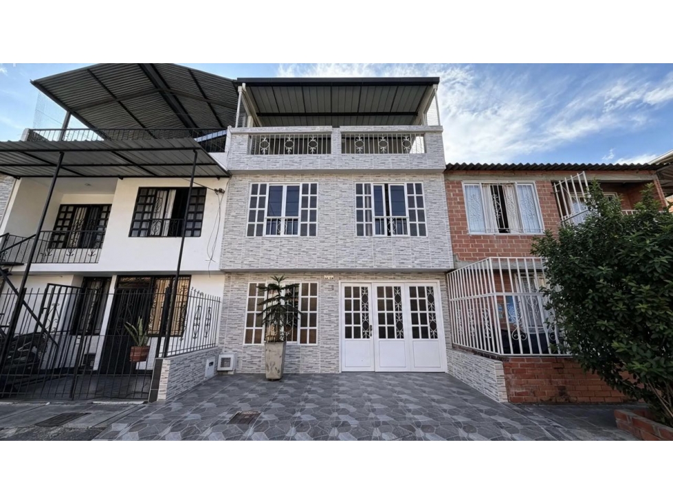 Casa de tres pisos con terraza en venta | Ciudadela Palmira - Valle
