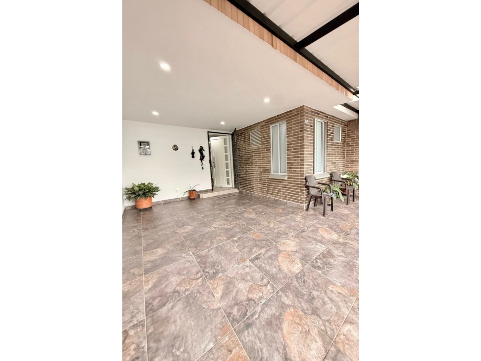 Casa de tres pisos con terraza en venta - Barrio Las Mercedes Palmira