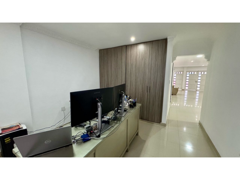 Casa de tres pisos con terraza en venta Barrio Altamira Palmira Valle — foto 5