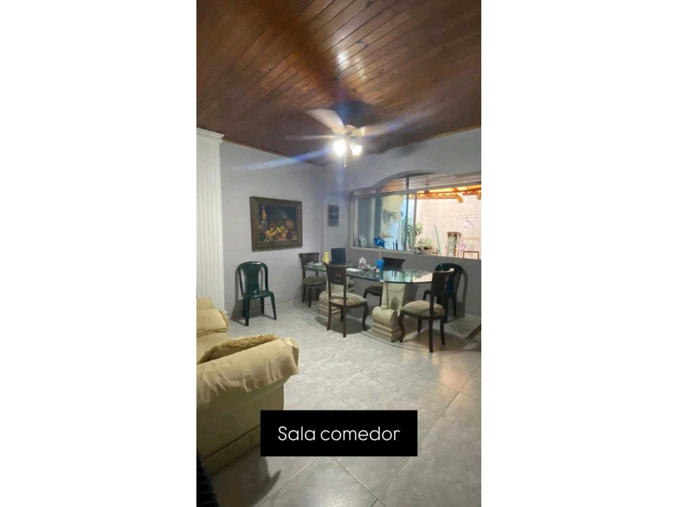 Casa de tres pisos en el barrio los angeles en Monteria