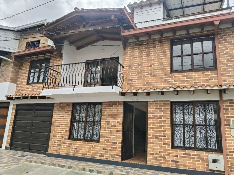 CASA DE TRES PISOS EN VENTA EN LA FLORESTA LA CEJA