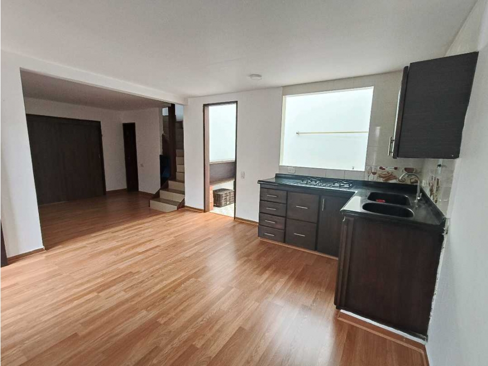 CASA DE TRES PISOS EN VENTA EN LA FLORESTA LA CEJA — foto 3