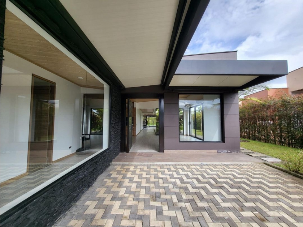 VENTA DE CASA DE UN SOLO NIVEL EN LA MILLA DE ORO DE LLANOGRANDE
