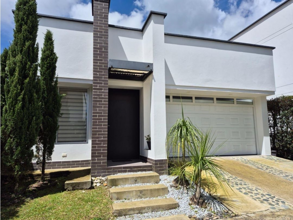 Casa de un solo nivel en unidad cerrada en el retiro