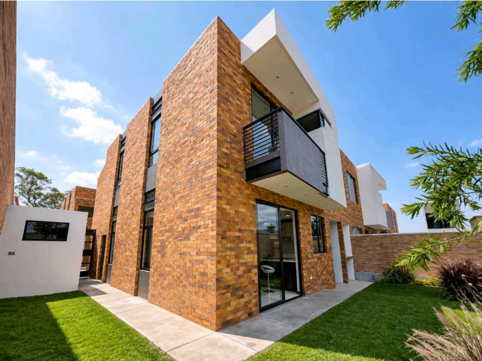 Casa con balcón en venta en Puembo cerca al parque, con jardín - 1