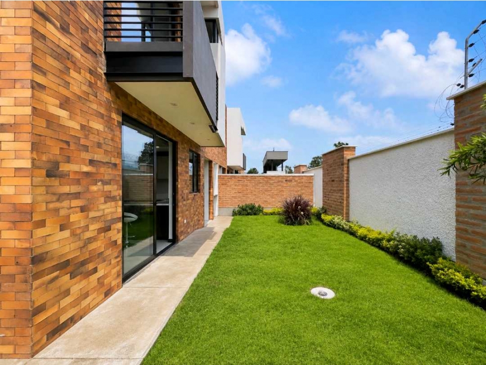 Casa con balcón en venta en Puembo cerca al parque, con jardín - 2