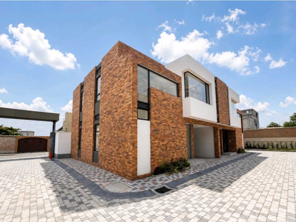 Casa con balcón en venta en Puembo cerca al parque, con jardín - 3