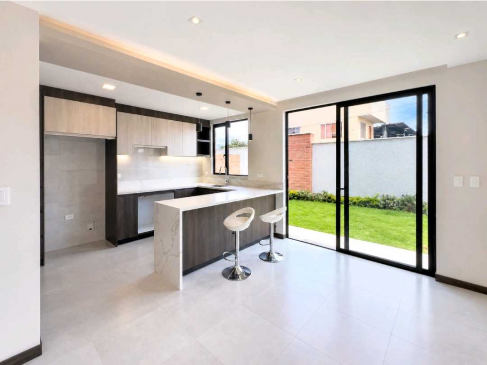 Casa con balcón en venta en Puembo cerca al parque, con jardín - 5
