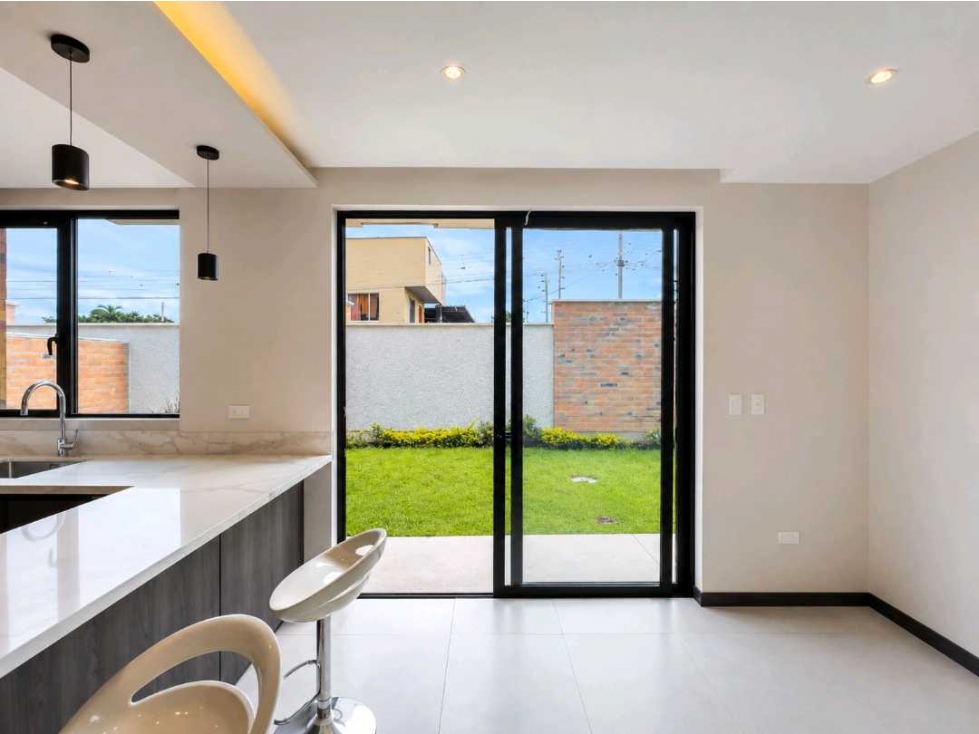 Casa con balcón en venta en Puembo cerca al parque, con jardín - 6