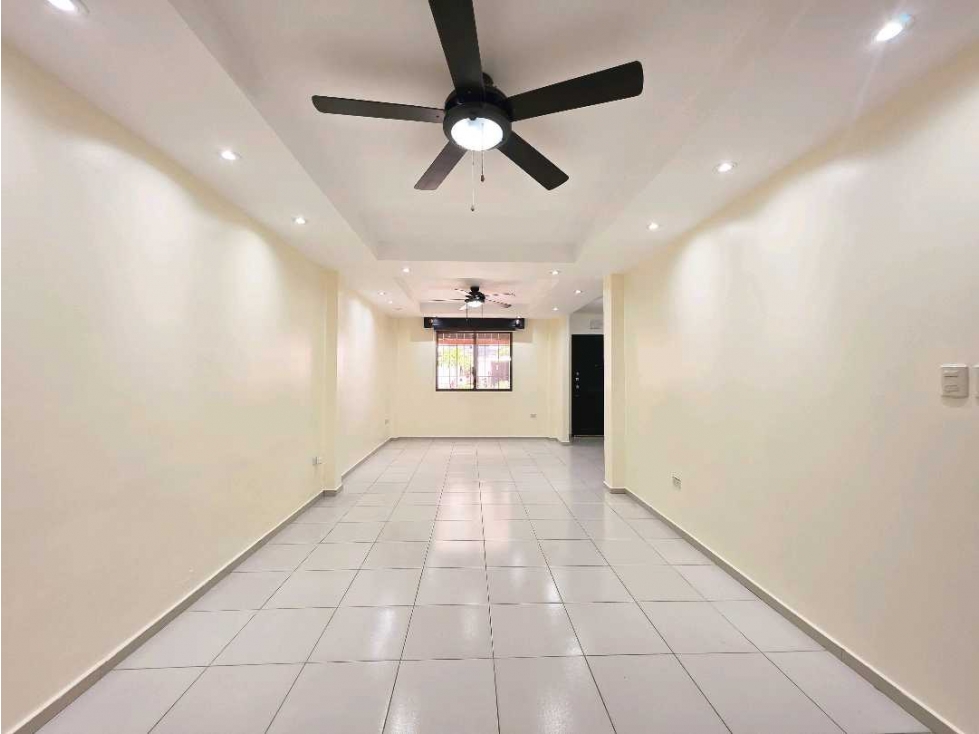 Casa remodelada de 4 dormitorios en Ciudad del Sol, Manta - 5