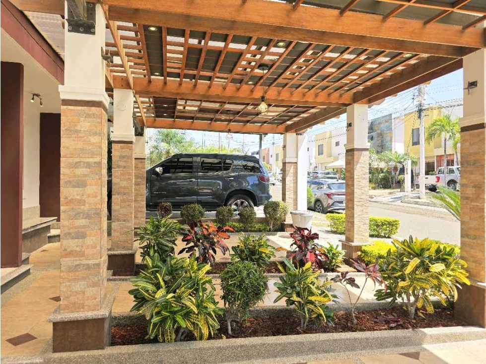 Casa remodelada de 4 dormitorios en Ciudad del Sol, Manta - 3